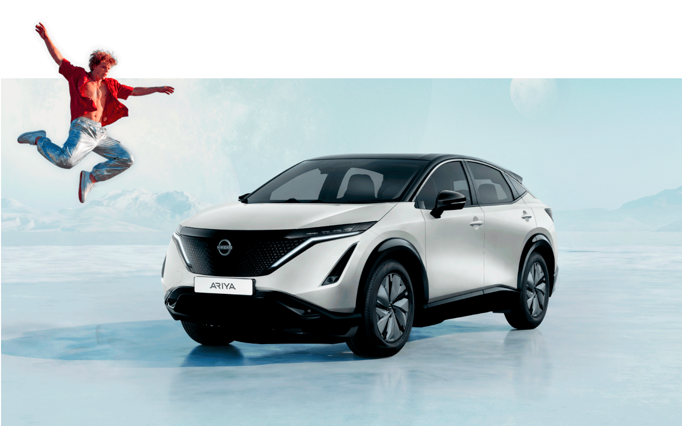 Nissan Ariya branco num cenário de montanha, com uma pessoa a saltar junto ao veículo. 