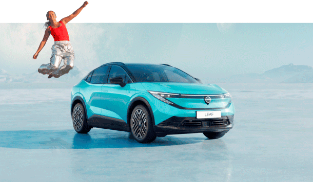Nissan LEAF azul num cenário de montanha, com uma pessoa a saltar junto ao veículo. 