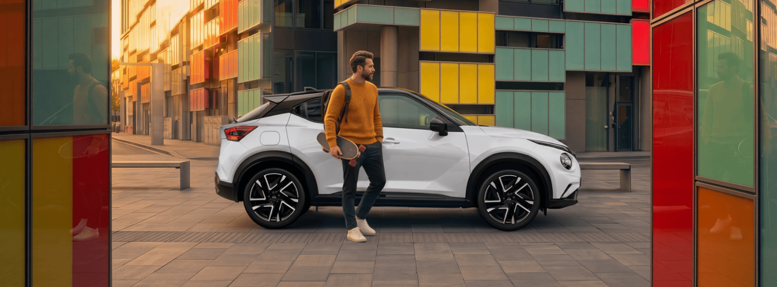 Nissan Juke Híbrido verde em movimento num cenário urbano futurista 