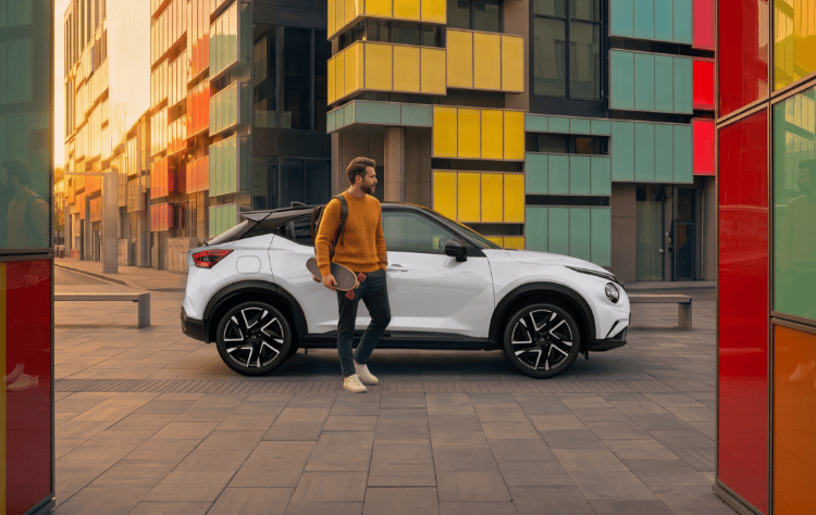 Nissan Juke Híbrido verde em movimento num cenário urbano futurista 