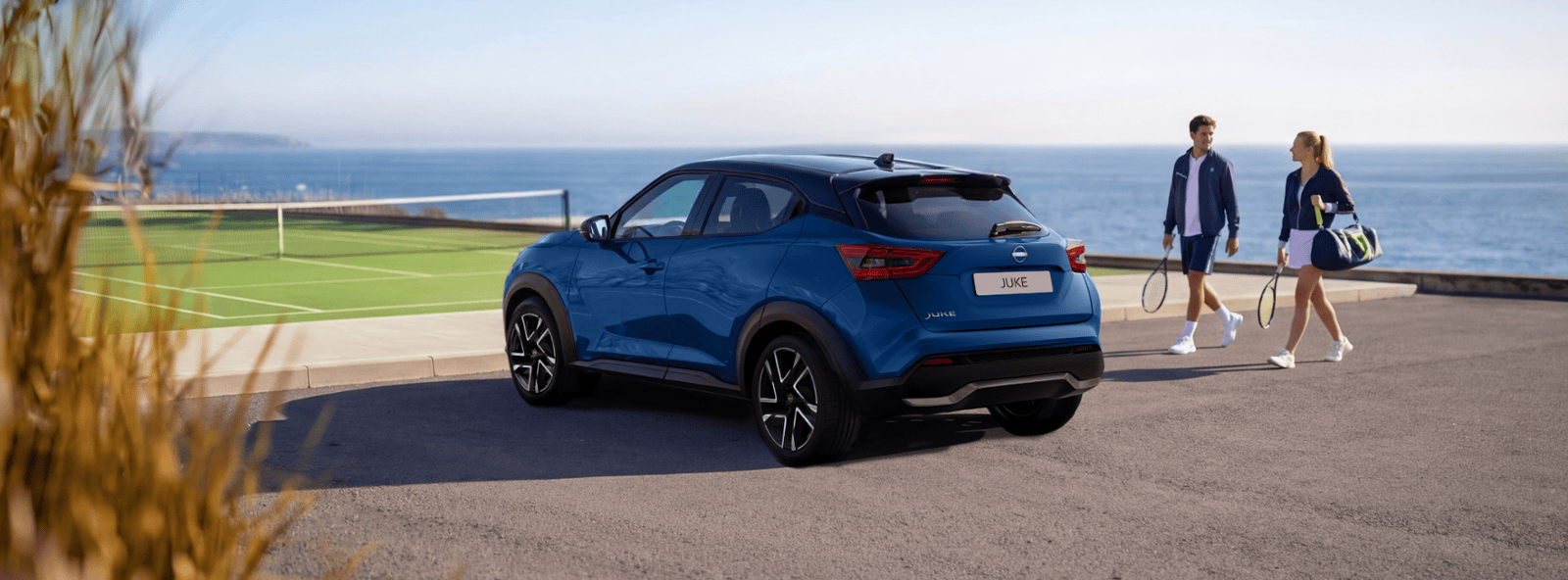 Nissan Juke Híbrido verde em movimento num cenário urbano futurista 