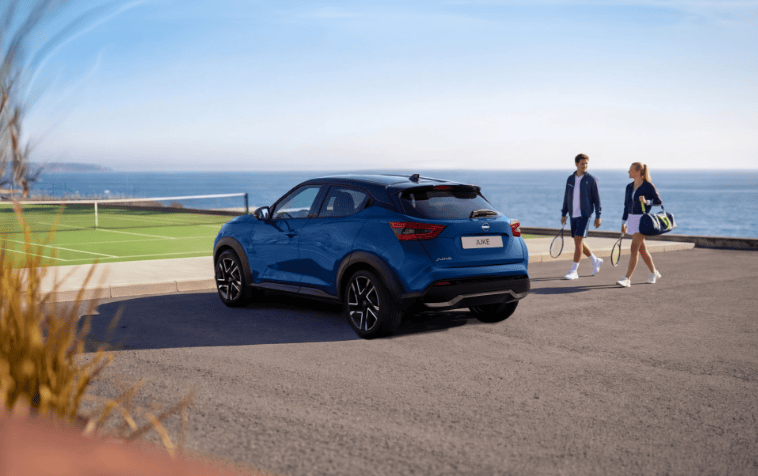 Nissan Juke vermelho em movimento numa estrada urbana 