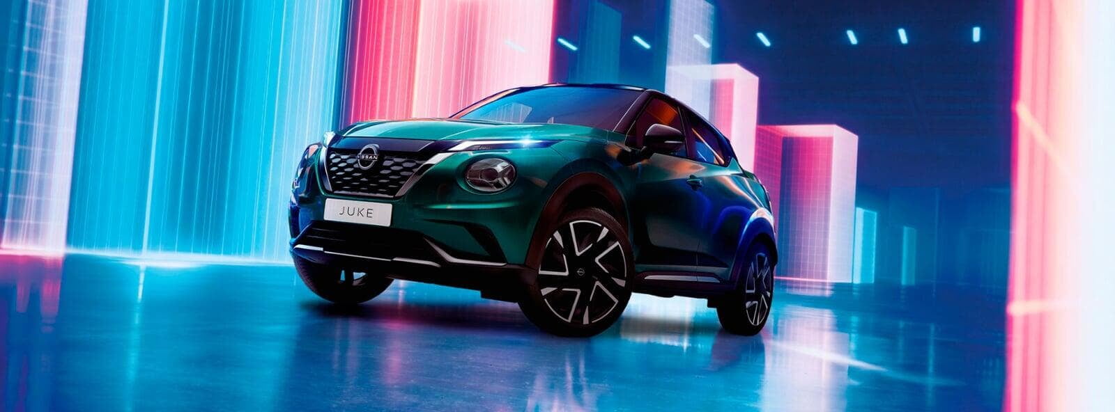 Nissan Juke Híbrido verde em movimento num cenário urbano futurista 