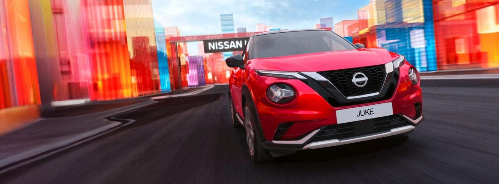 Nissan Juke vermelho em movimento numa estrada urbana 