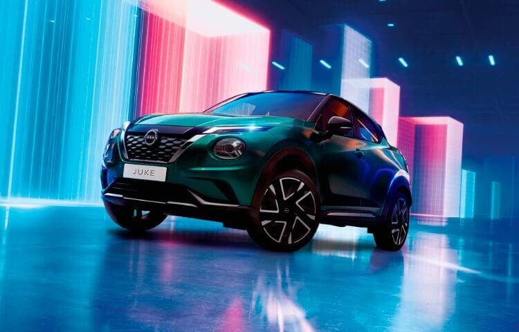 Nissan Juke Híbrido verde em movimento num cenário urbano futurista 