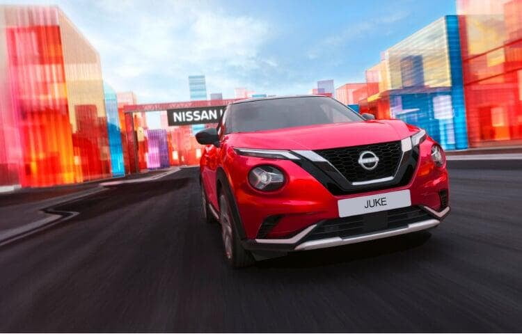 Nissan Juke vermelho em movimento numa estrada urbana 