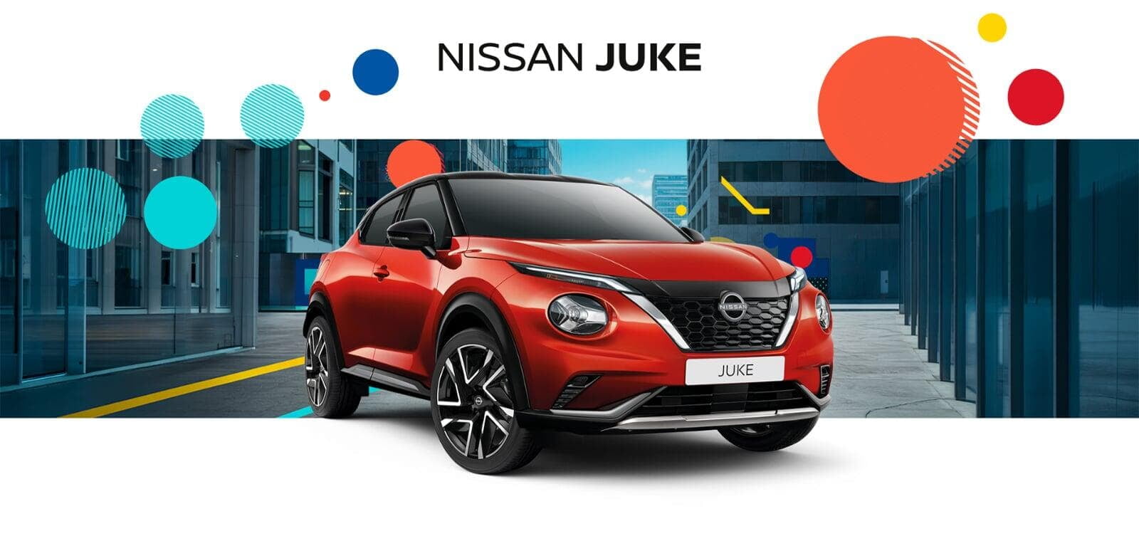 Nissan Juke vermelho, visto de perfil dianteiro. O design compacto, a frente expressiva e a silhueta desportiva destacam-se entre elementos gráficos coloridos. 