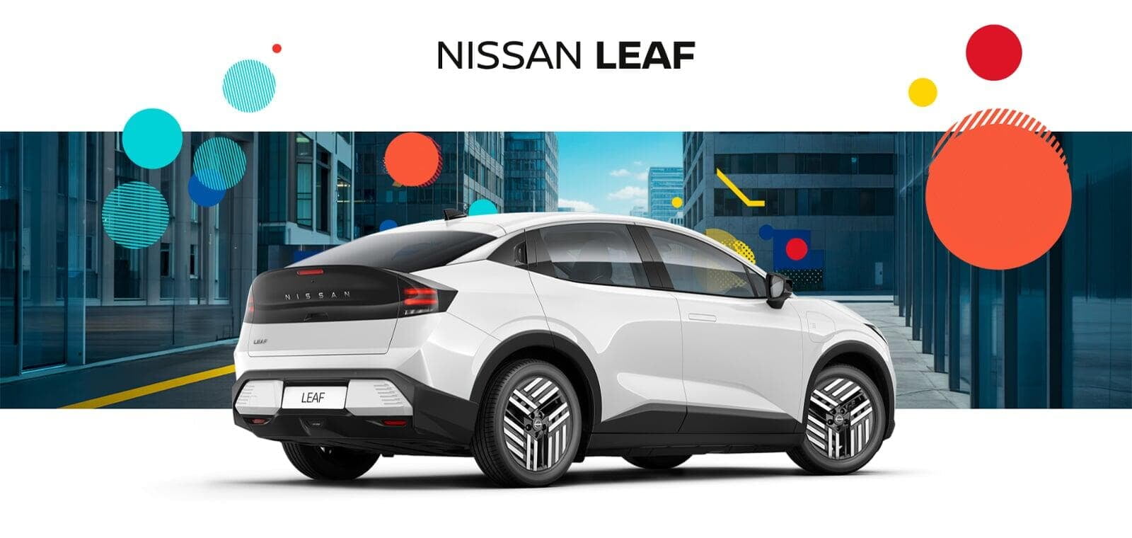 Novo Nissan LEAF branco, visto de perfil traseiro. A silhueta aerodinâmica e as linhas fluidas do pioneiro 100% elétrico contrastam com os elementos gráficos da campanha. 