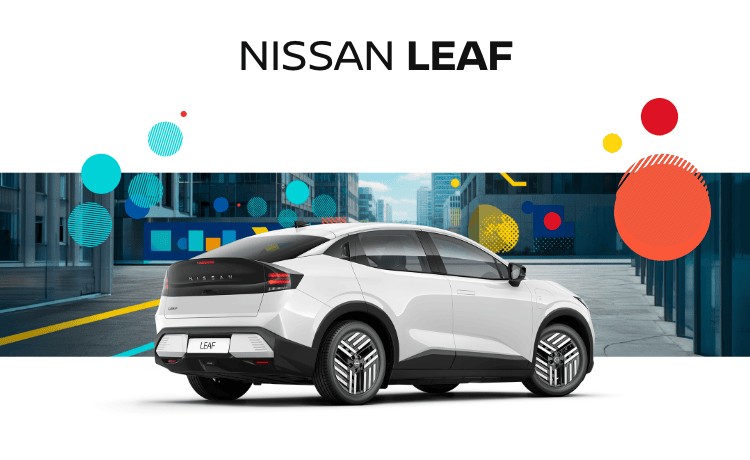Novo Nissan LEAF branco, visto de perfil traseiro. A silhueta aerodinâmica e as linhas fluidas do pioneiro 100% elétrico contrastam com os elementos gráficos da campanha. 
