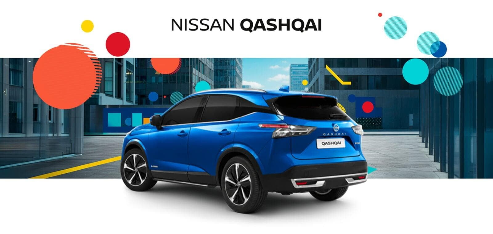 Nissan Qashqai azul, visto de perfil traseiro. A carroçaria de SUV e as linhas elegantes contrastam com os elementos gráficos coloridos da campanha. 