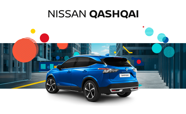 Nissan Qashqai azul, visto de perfil traseiro. A carroçaria de SUV e as linhas elegantes contrastam com os elementos gráficos coloridos da campanha. 
