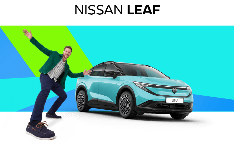 Nissan LEAF azul-turquesa 100% elétrico acompanhado por um homem que faz uma pose cheia de energia. Fundo geométrico colorido.