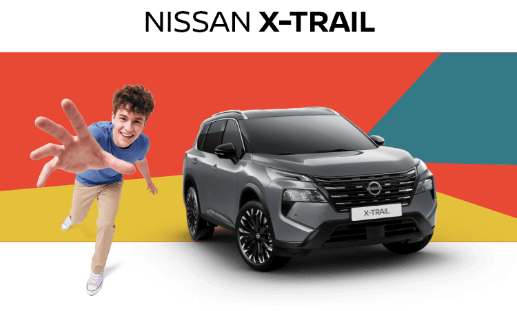 Nissan X-Trail cinzento acompanhado por um homem de camisola azul, que faz uma pose engraçada. Fundo geométrico colorido.