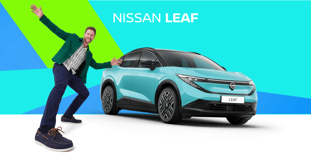 Nissan LEAF azul-turquesa 100% elétrico acompanhado por um homem que faz uma pose cheia de energia. Fundo geométrico colorido.