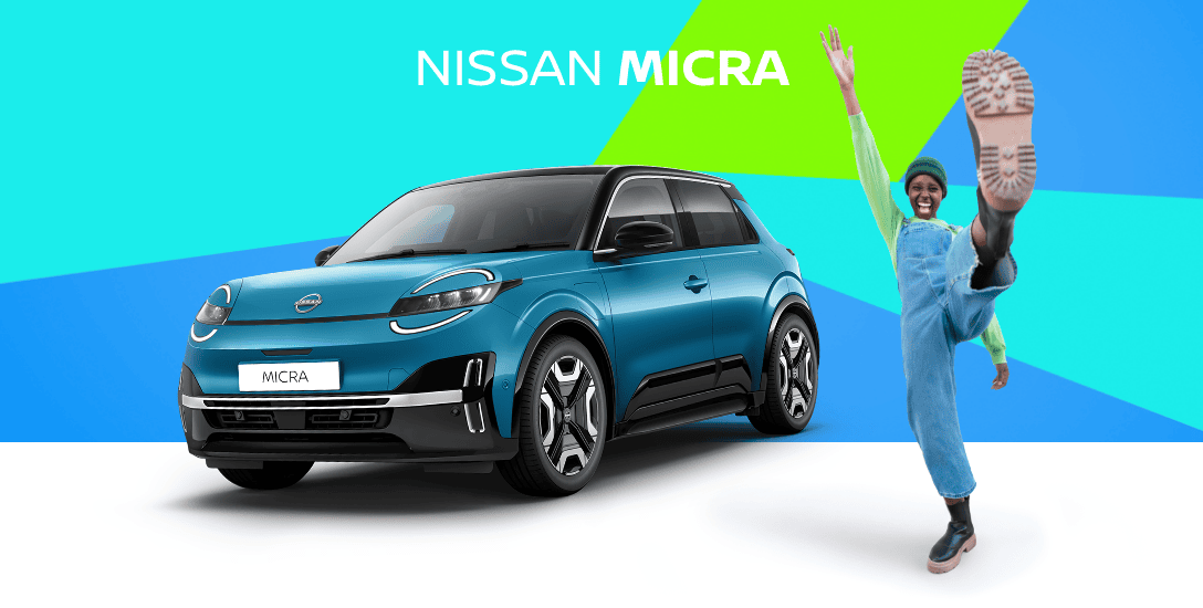 Nissan MICRA azul 100% elétrico acompanhado por uma mulher que faz uma pose cheia de energia. Fundo geométrico colorido.