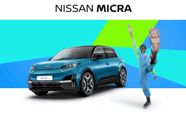 Nissan MICRA azul 100% elétrico acompanhado por uma mulher que faz uma pose cheia de energia. Fundo geométrico colorido.