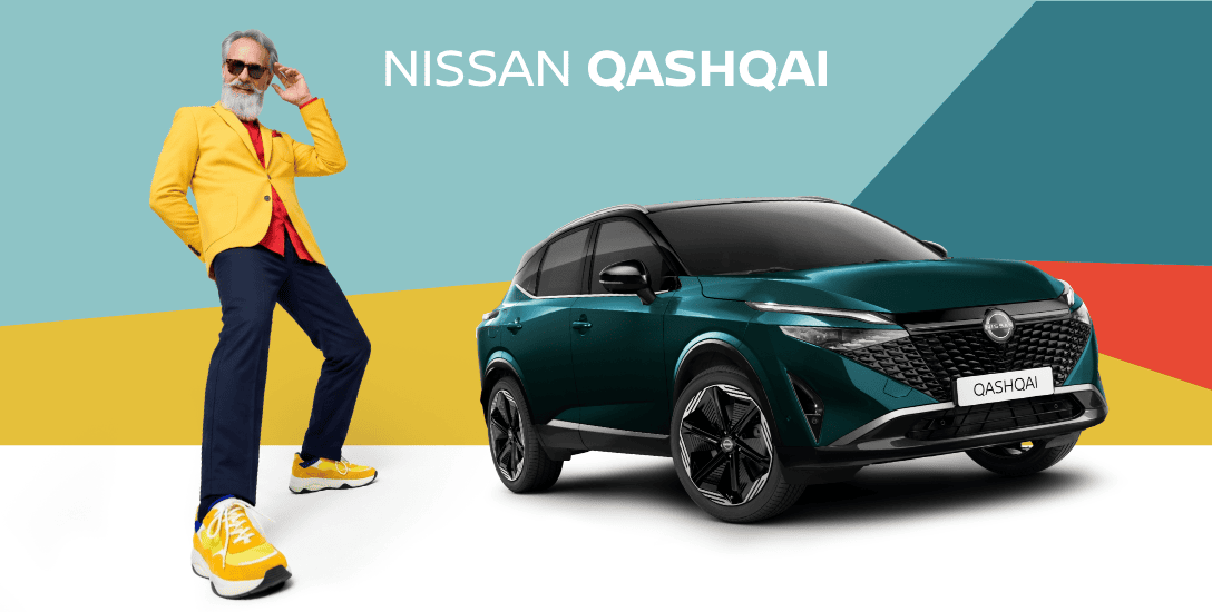 Nissan Qashqai verde-escuro em destaque, acompanhado por um homem com óculos de sol, que faz uma pose cheia de estilo. Fundo geométrico colorido.