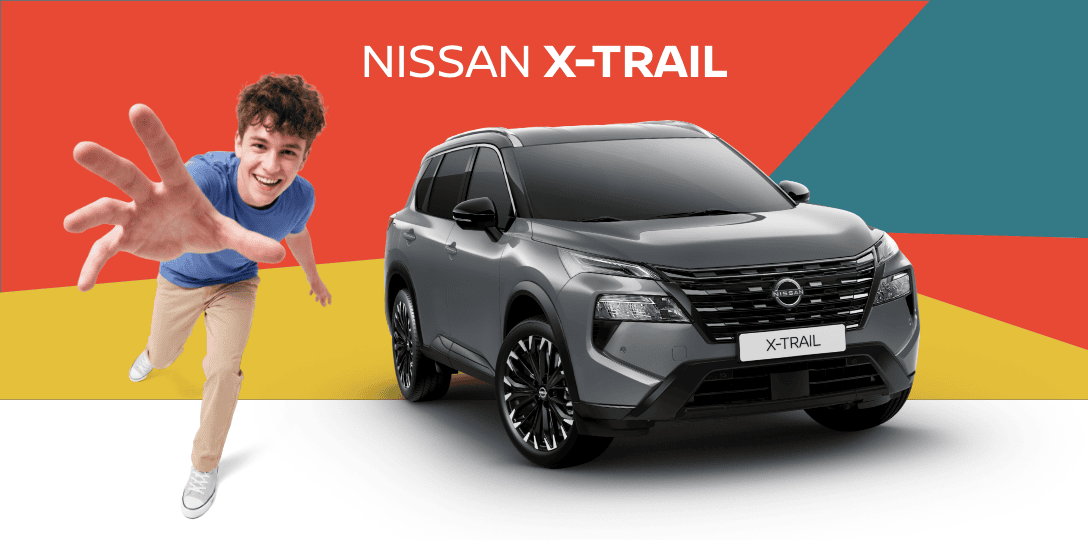 Nissan X-Trail cinzento acompanhado por um homem de camisola azul, que faz uma pose engraçada. Fundo geométrico colorido.