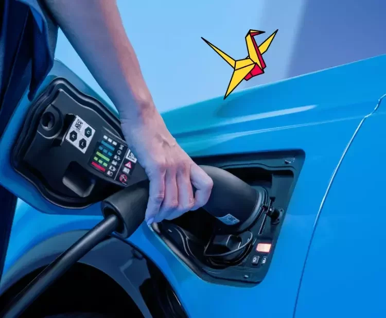 Mão a ligar cabo de carregamento a um carro elétrico azul.
