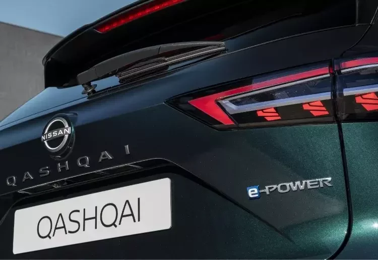 Close-up da traseira de um Nissan Qashqai e-POWER com logótipo e design das luzes LED.