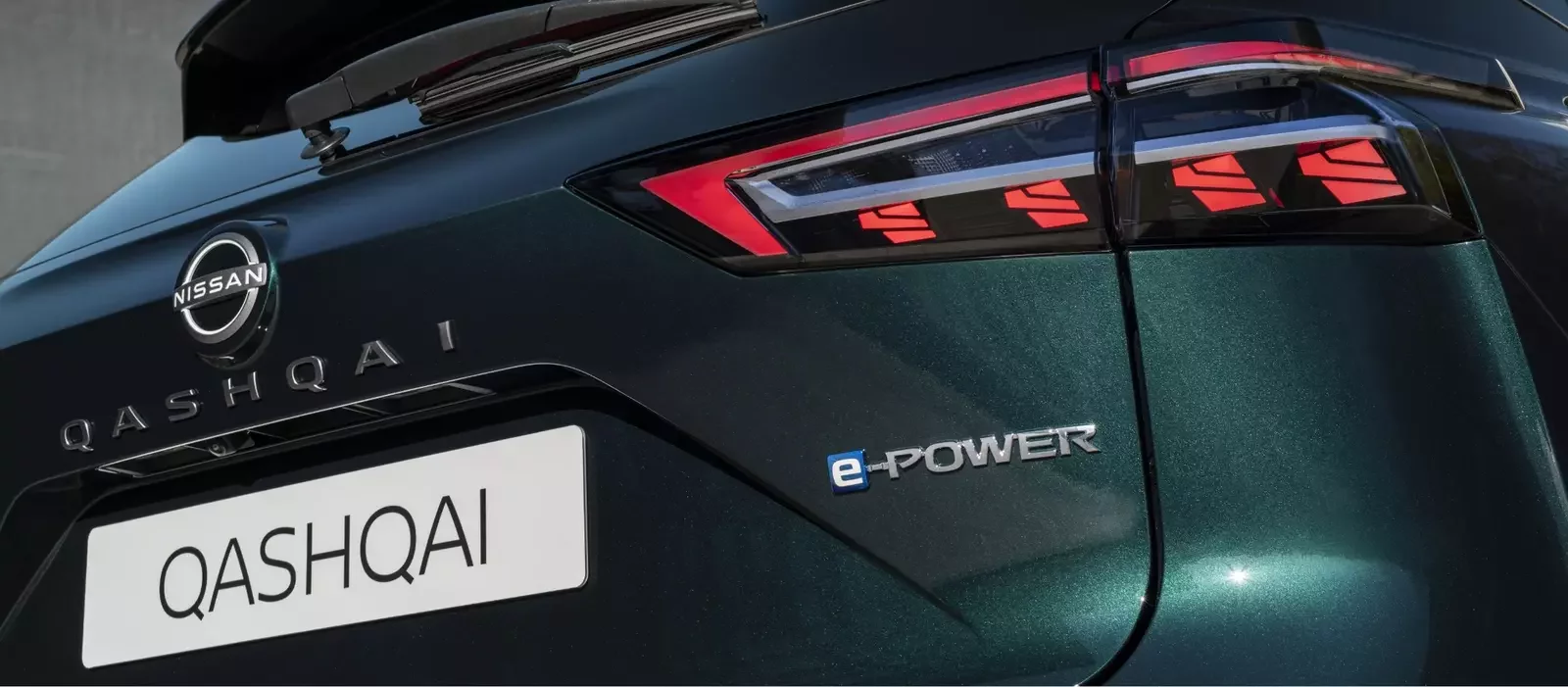Close-up da traseira de um Nissan Qashqai e-POWER com logótipo e design das luzes LED.