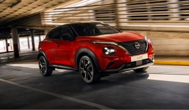 Vista de um Nissan Juke, em marcha na estrada no interior de um túnel. 