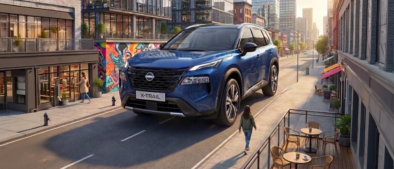 Nissan X-Trail em tamanho grande, a percorrer uma rua com pessoas a caminharem no passeio.