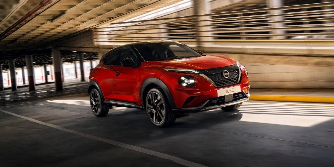Vista de um Nissan Juke, em marcha na estrada no interior de um túnel. 
