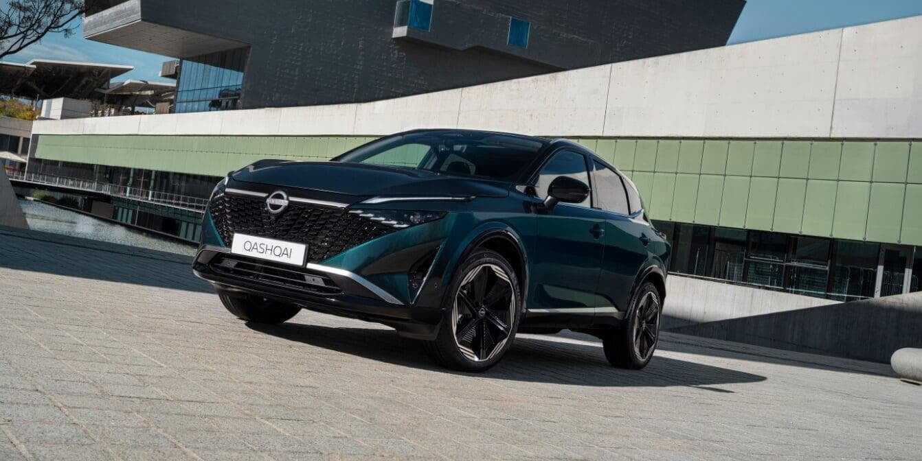 Vista de um Nissan Qashqai estacionado. 