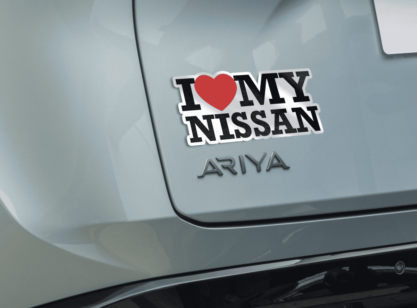 SUV elétrico Nissan em vista lateral, estacionado junto a uma arquitetura moderna.