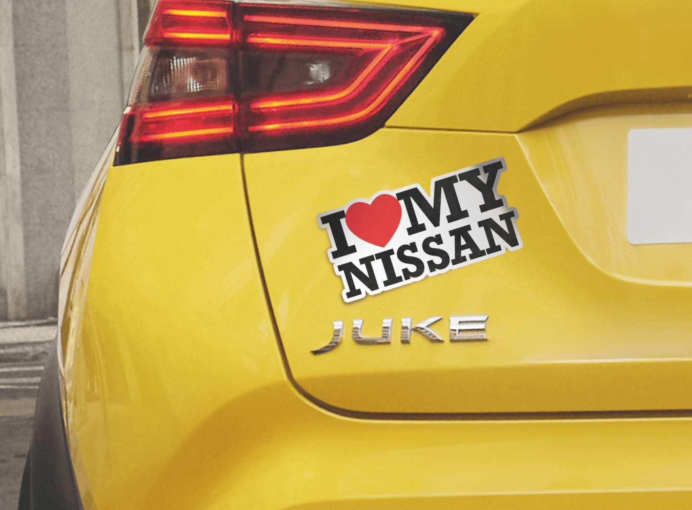 Nissan Juke vermelho numa garagem, com uma pessoa a aproximar-se da viatura.