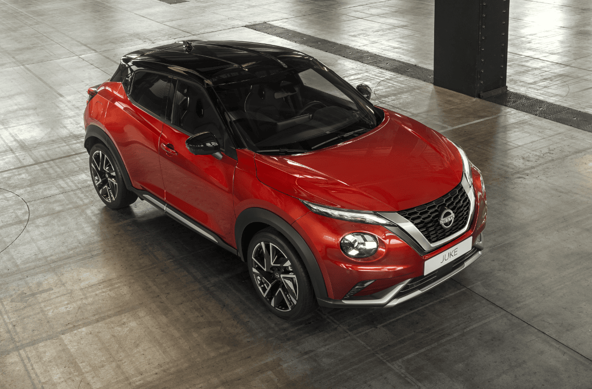 Sistema de infotainment de um Nissan com ecrã digital e aplicações, com ilustração de um gato animado por cima.