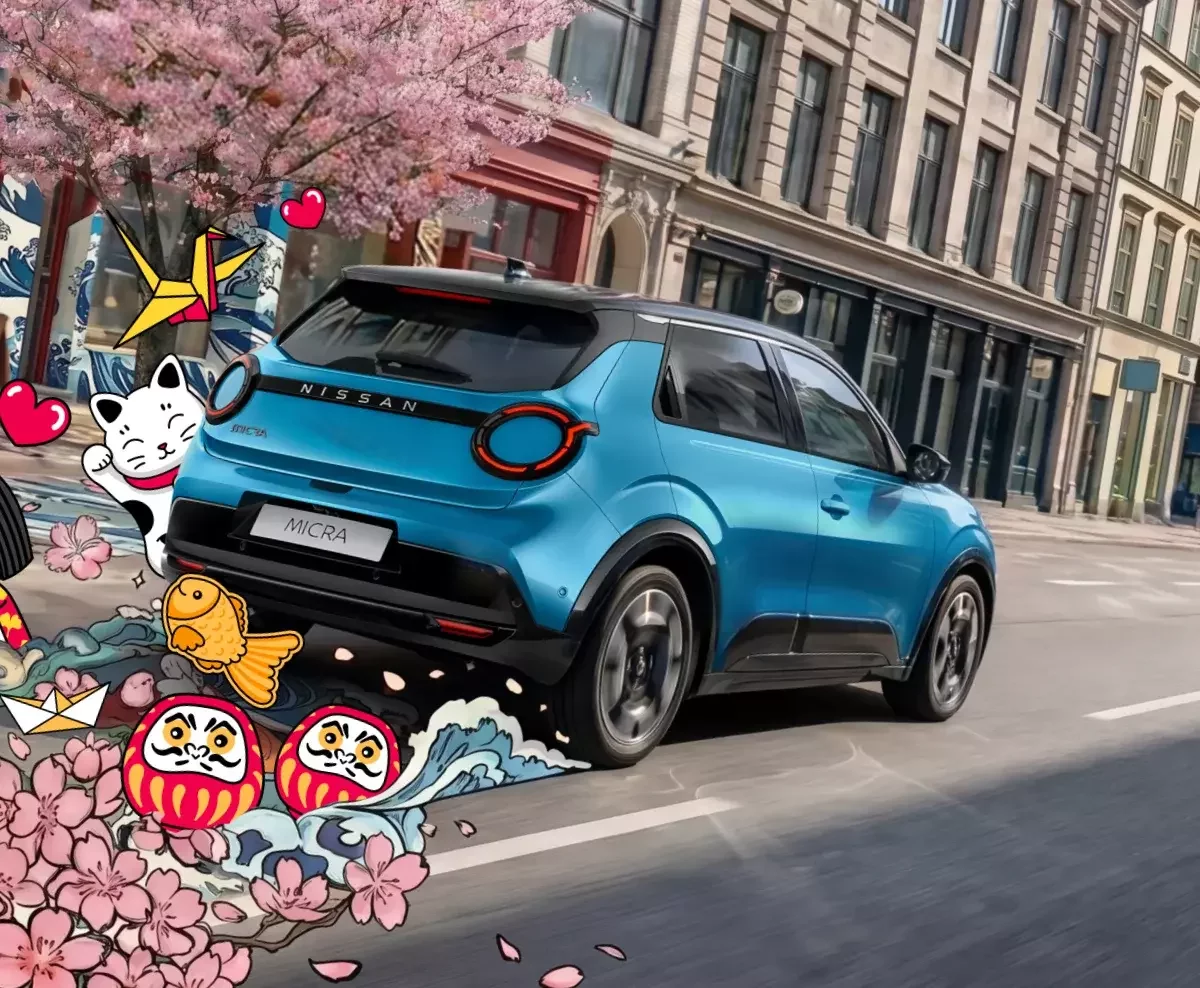 Nissan Micra azul a circular numa rua urbana, acompanhado por ilustrações coloridas de estilo japonês como flores, peixe e figuras tradicionais.