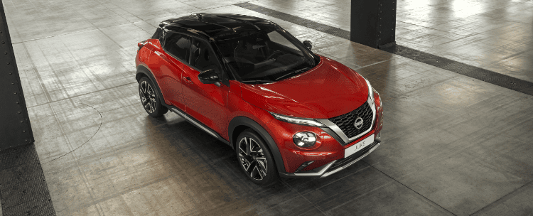 Sistema de infotainment de um Nissan com ecrã digital e aplicações, com ilustração de um gato animado por cima.