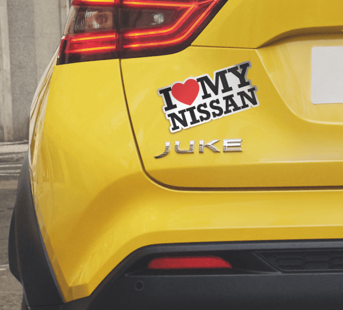 Nissan Juke vermelho numa garagem, com uma pessoa a aproximar-se da viatura.