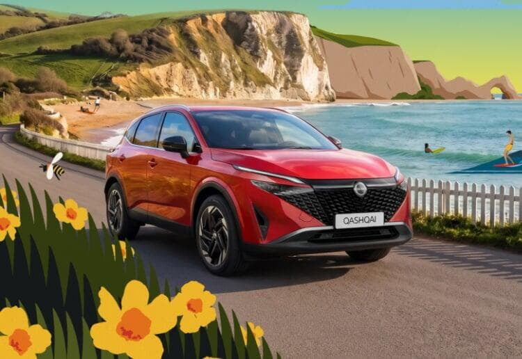 Nissan Qashqai vermelho, percorre a estrada de uma ilustração de um ambiente costeiro, com falésias, mar e um prado de flores amarelas.