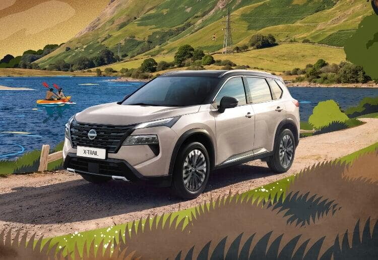 Nissan X-Trail branco percorre a ilustração de uma estrada perto de um lago, com um casal a fazer canoagens e um cenário de colinas verdes em pano de fundo. 