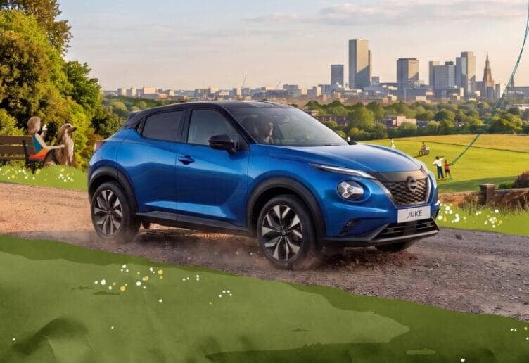 Nissan Juke azul atravessa a ilustração de um parque citadino.