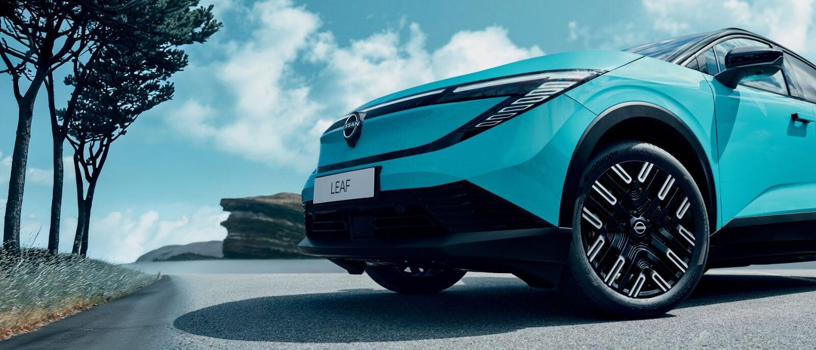 - Vista lateral frontal do novo LEAF, em azul teal. Detalhe das jantes 19’’ em liga leve. 