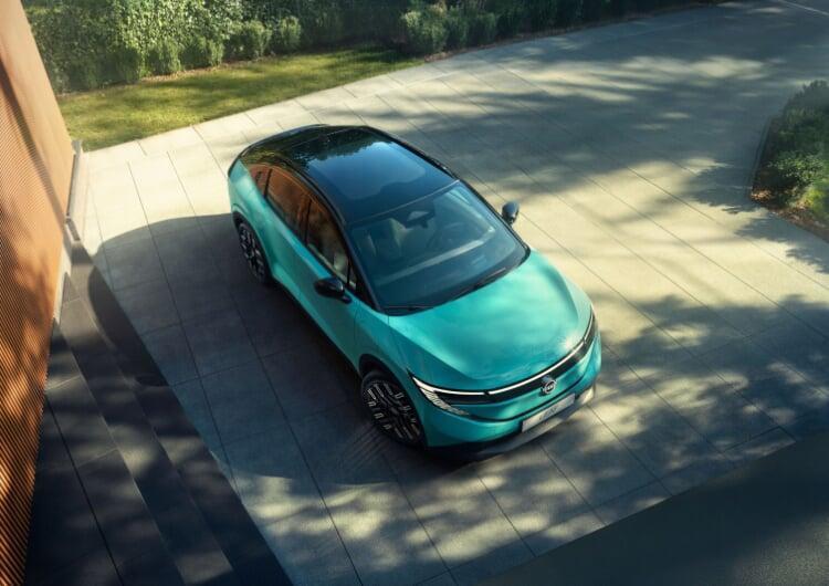 Vista superior do novo Nissan LEAF, em azul teal, com foco para o teto panorâmico com função de escurecimento. 