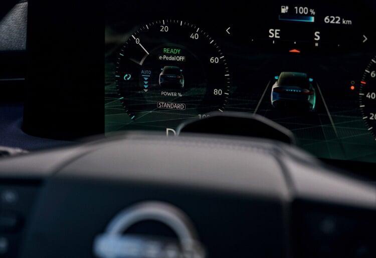 Detalhe do volante do novo Nissan LEAF e de um dos dois ecrãs de 14,3’’. 