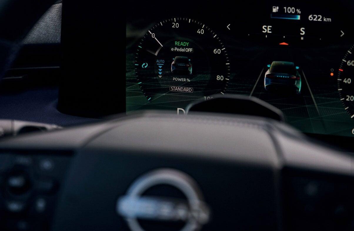 Detalhe do volante do novo Nissan LEAF e de um dos dois ecrãs de 14,3’’. 