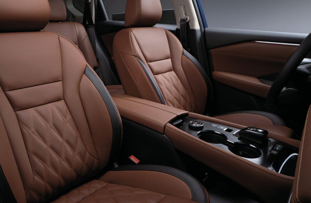 Interior do Nissan X-Trail com bancos em pele castanha e consola central em detalhe