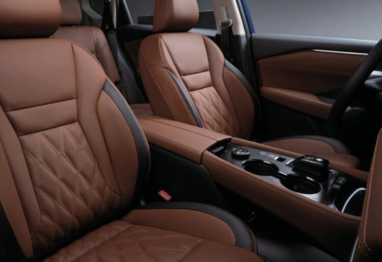 Interior do Nissan X-Trail com bancos em pele castanha e consola central em detalhe