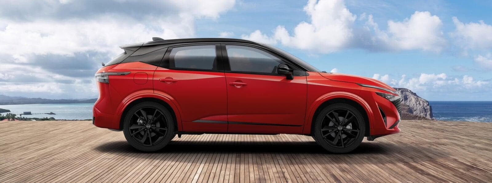 Nissan Qashqai usado certificado, em tonalidade vermelha, num passadiço de madeira. Atrás do carro vemos o mar e a costa.
