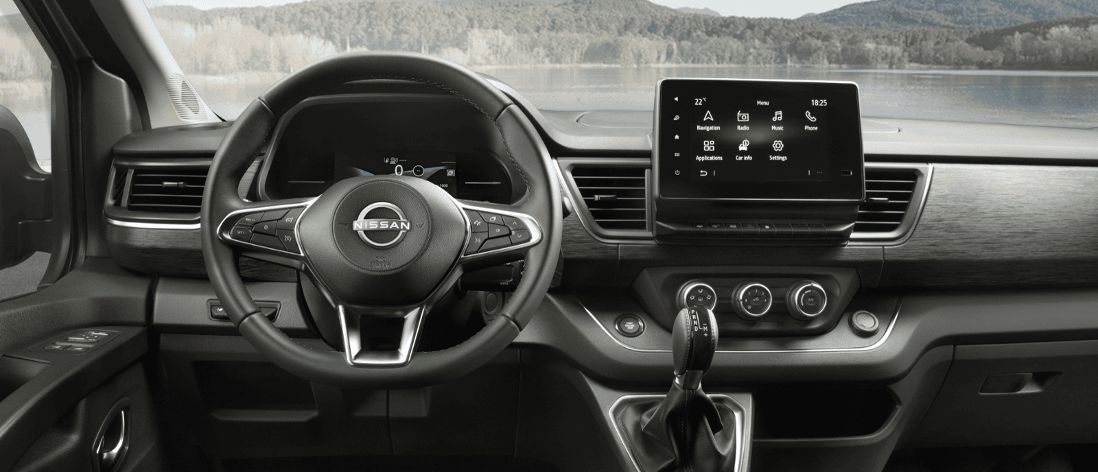 Homem a conversar numa reunião de trabalho ao lado de imagem de um Nissan Qashqai e-POWER estacionado numa rua moderna.