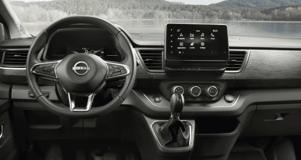Homem a conversar numa reunião de trabalho ao lado de imagem de um Nissan Qashqai e-POWER estacionado numa rua moderna.