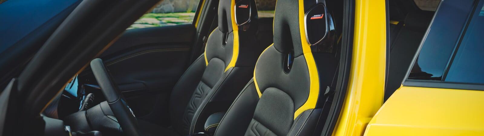 assentos dianteiros desportivos do nissan uke